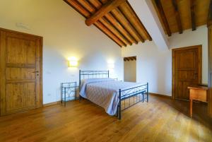 A bed or beds in a room at Villa Il Girasole