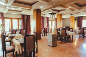 Restoran või mõni muu söögikoht majutusasutuses Hotel Perce Neige