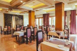 Restoran või mõni muu söögikoht majutusasutuses Hotel Perce Neige