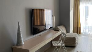 sala de estar con TV en la pared en Apartament Czarna Góra, en Sienna