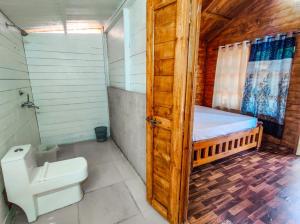 bagno con servizi igienici e letto. di Next ta Sea a Palolem