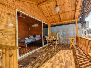 Camera con balcone, letto e scrivania. di Next ta Sea a Palolem