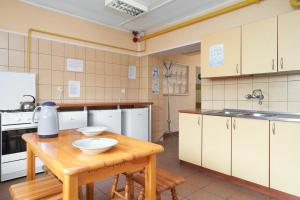 Kuchnia lub aneks kuchenny w obiekcie Szkolne Schronisko Mlodziezowe w Olsztynie