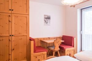 A seating area at Casa Rustica App Seceda