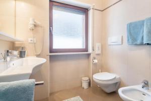 A bathroom at Casa Rustica App Seceda