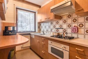 A kitchen or kitchenette at Casa Rustica App Seceda