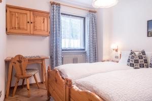 A bed or beds in a room at Casa Rustica App Seceda Még 25 kép