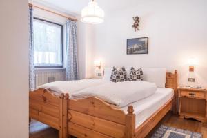 A bed or beds in a room at Casa Rustica App Seceda