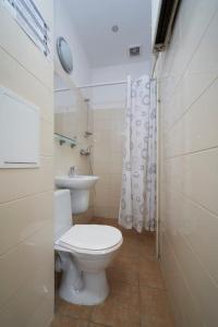 Ванна кімната в Szkolne Schronisko Mlodziezowe w Olsztynie