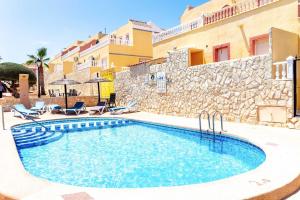 una piscina frente a un edificio en Fabulous 3 Bed House with 4 communal pools, en Villacosta