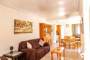 Posezení v ubytování Fabulous 3 Bed House with 4 communal pools