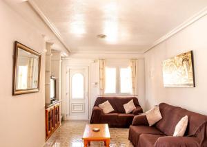 sala de estar con sofá y mesa en Fabulous 3 Bed House with 4 communal pools, en Villacosta