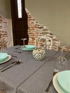 einen Tisch mit einem schwarz-weißen karierten Tischtuch in der Unterkunft Casa Rural Molino de Luna in Soncillo