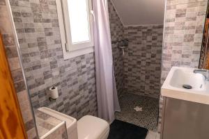 Koupelna v ubytování Fabulous 3 Bed House with 4 communal pools