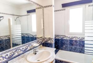 Koupelna v ubytování Fabulous 3 Bed House with 4 communal pools