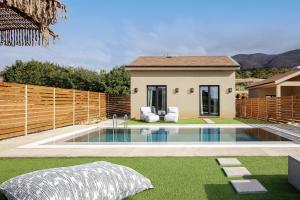 un cortile con piscina e una casa di Carob Villas, an Eco-Friendly Hideaway a Sísion