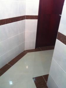 Ένα μπάνιο στο New Cosmos Hotel