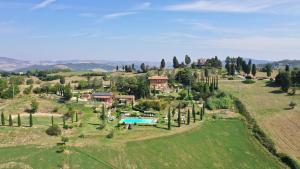 z góry widok na posiadłość z willą i drzewami w obiekcie Agriturismo San Tommaso w mieście Pomarance