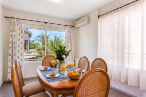 jadalnia ze stołem i krzesłami oraz oknem w obiekcie Apartamento Arenal 2 - PlusHolidays w mieście Calpe
