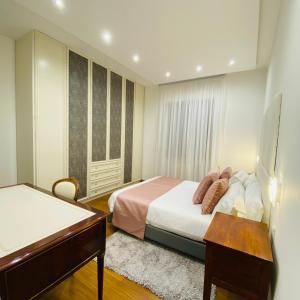 Llit o llits en una habitació de Roma Tor Vergata Luxury House