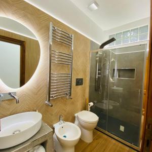 La salle de bains est pourvue d'un lavabo, de toilettes et d'une douche. dans l'établissement Roma Tor Vergata Luxury House, à Rome