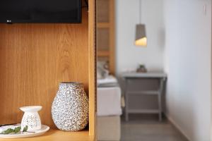 Televisyen dan/atau pusat hiburan di Carob Villas, an Eco-Friendly Hideaway