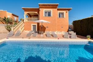 una villa con piscina frente a una casa en Villa Casita - PlusHolidays, en Calpe 13 fotos más