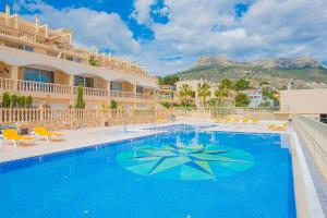 uma piscina num hotel com uma montanha ao fundo em Apartamento Manzanera 3 - PlusHolidays em Calpe