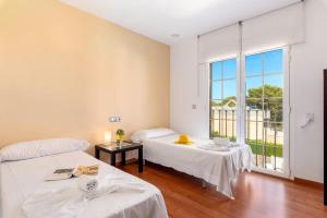 Postel nebo postele na pokoji v ubytování Villa Dorada - PlusHolidays + 37 fotografií
