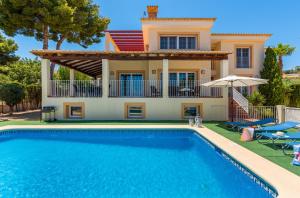 Bazén v ubytování Villa Dorada - PlusHolidays nebo v jeho okolí
