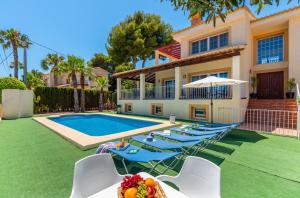 Bazén v ubytování Villa Dorada - PlusHolidays nebo v jeho okolí
