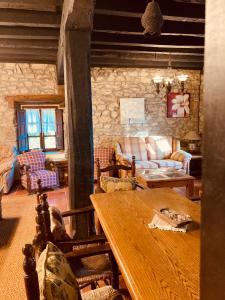 ein Wohnzimmer mit einem Holztisch und einem Sofa in der Unterkunft Casa Rural Molino de Luna in Soncillo