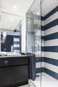 bagno con lavandino e doccia di Hotel & Spa 4* Serge Blanco a Hendaye