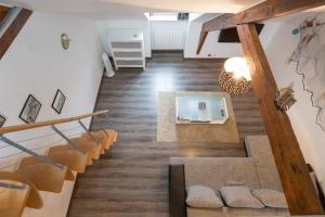 een kamer met een trap met een spiegel aan de muur bij Duplex in Saint-Malo