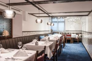 ห้องอาหารหรือที่รับประทานอาหารของ Hotel & Restaurant Rössli