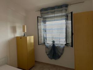 um quarto com uma janela com um guarda-chuva em A&d em Carrao
