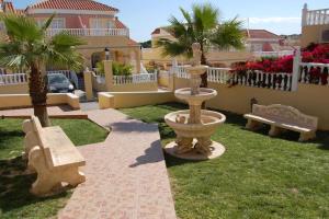 Zahrada ubytování Fabulous 3 Bed House with 4 communal pools