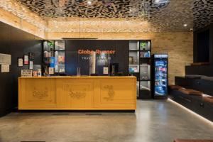 un negozio con bancone giallo in una stanza di Globe Runner Hotel & Hostel a Kiev