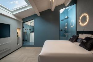 1 dormitorio con 1 cama, TV y espejo en Agio Comfy Place en Civitanova Marche
