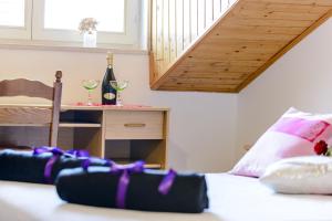 een slaapkamer met een bed en een tafel met wijnglazen bij Apartment Matic in Dubrovnik