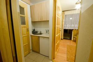 Kuchyňa alebo kuchynka v ubytovaní Pokoje Apartamenty Pod Limbą