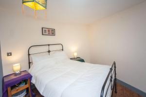 een slaapkamer met een wit bed en 2 lampen op een tafel bij Special 3 Bedroom Townhouse With Parking in Bristol in Bristol