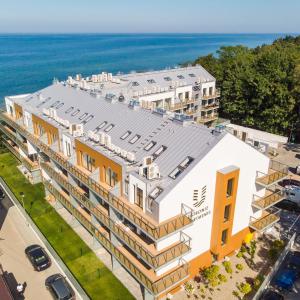 an aerial view of a building with the ocean in the background at Ustronie Apartments z widokiem na morze 20 m do plaży in Ustronie Morskie