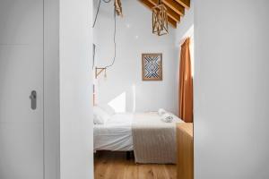 Posteľ alebo postele v izbe v ubytovaní SOHO ARTS DUPLEX CENTRO by AlohaMalaga