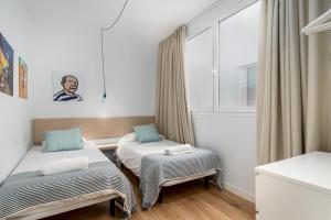 Posteľ alebo postele v izbe v ubytovaní SOHO ARTS DUPLEX CENTRO by AlohaMalaga