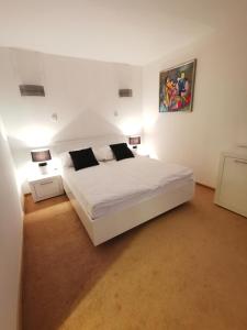 Posteľ alebo postele v izbe v ubytovaní Uroczy apartament przy deptaku z parkingiem.