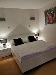 Posteľ alebo postele v izbe v ubytovaní Uroczy apartament przy deptaku z parkingiem.
