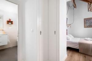 Posteľ alebo postele v izbe v ubytovaní SOHO ARTS DUPLEX CENTRO by AlohaMalaga