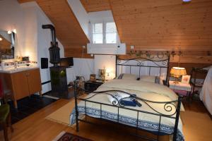 1 dormitorio con 1 cama en una habitación con cocina en Bed & Breakfast Im Chellhof en Benken
