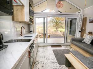 a kitchen and living room in a tiny house at Oak Tree View in Rhayader